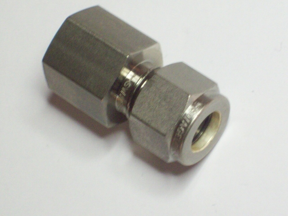 1-Swagelok Stainless Connector Fitting, 3/8″ Tube x 1/4″ Female NPT, SS-600-7-4