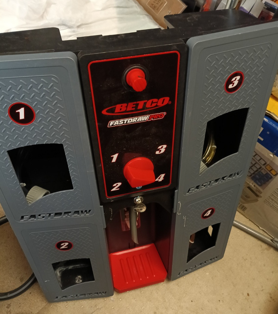 Betco B0786TS61S FastDraw Pro 4-Bay Dispenser