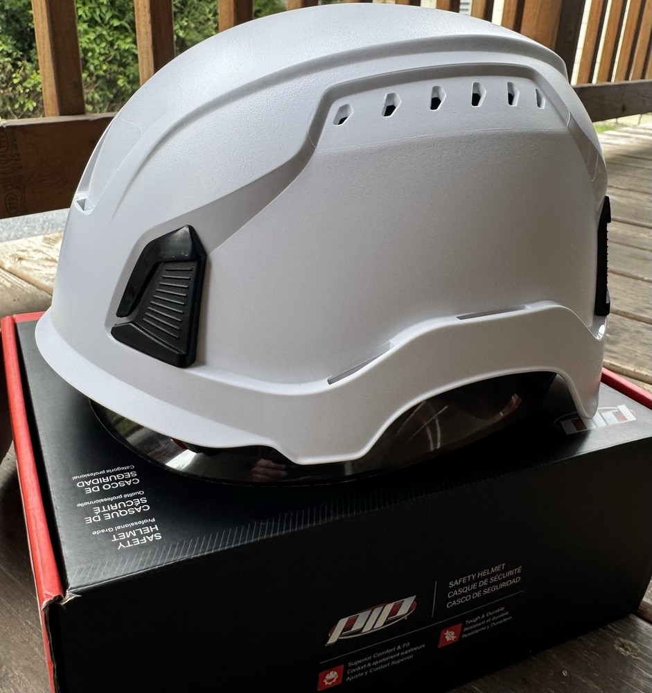 “NEW” In Box – PIP Traverse Vented Safety Helmet – White – ANSI TYPE II Class C