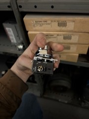 NEW CUTLER-HAMMER NO YELLOW FLUSH MOMENTARY PUSH BUTTON 10250T104-53