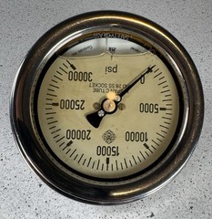 MC DANIEL CONTROLS INC G30KP 30,000 PSI HIGH PRESSURE HYDRAULIC GAUGE Nice!!