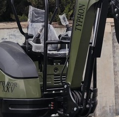 TYPHON 2.5 Ton Mini Excavator KUBOTA Diesel Engine USA w 14 attachments
