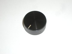 CED P-K313 ALUMINUM KNURLED 1-1/4″ ROUND RADIO DIAL KNOB BLACK 1/4″ SHAFT 1PC
