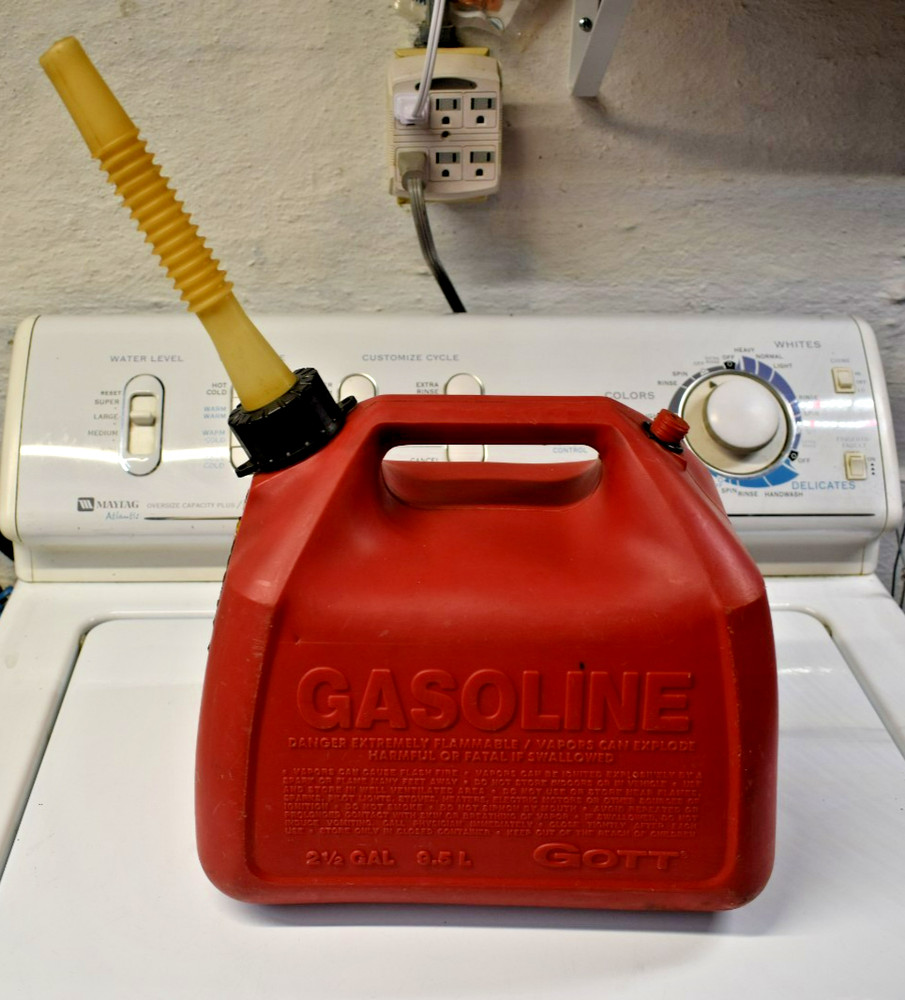 Vintage Pre Ban Rubbermaid Gott 2.5 Gallon Vented SpoutGas Fuel Can 1226 USA