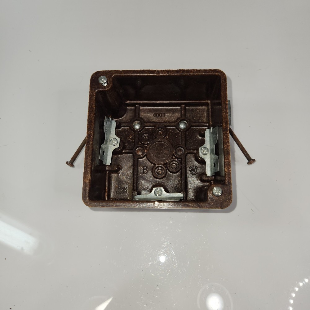 T&B 4000-N Phenolic 4″ Square Switch/Out Union Box With N-Bracket High Clamps