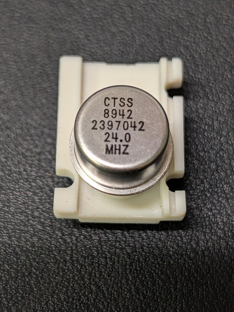 CTS 24.0 MHz Crystal Oscillator 2397042 Vintage 1989 TO-8 Can Metal Socket