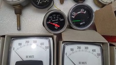BOX OF USED AND NEW GAUGES AND METERS OF VARIOUS VALUES ALSO COMPOUND GAUGES