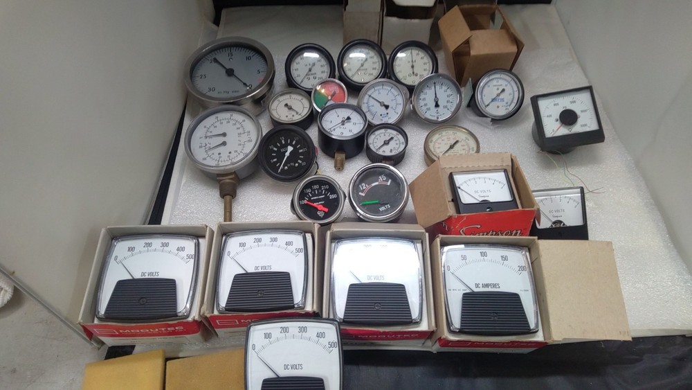 BOX OF USED AND NEW GAUGES AND METERS OF VARIOUS VALUES ALSO COMPOUND GAUGES