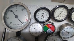 BOX OF USED AND NEW GAUGES AND METERS OF VARIOUS VALUES ALSO COMPOUND GAUGES