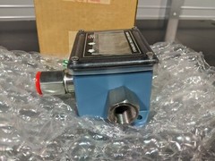 United Electric UE 2WLP41P14 Pressure Switch, 0-100 psi, 4-20 mA, Loop