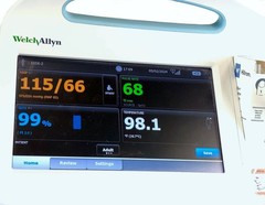 Welch Allyn Connex Vital Sign Monitor 6000 WIFI EMR Conn 65NTXX with Accessories