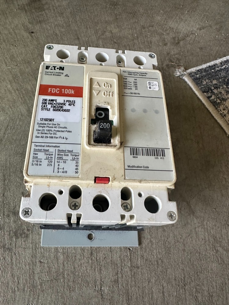 -EATON CH FDC3200 200A 600V USED 3 POLES BOLT ON