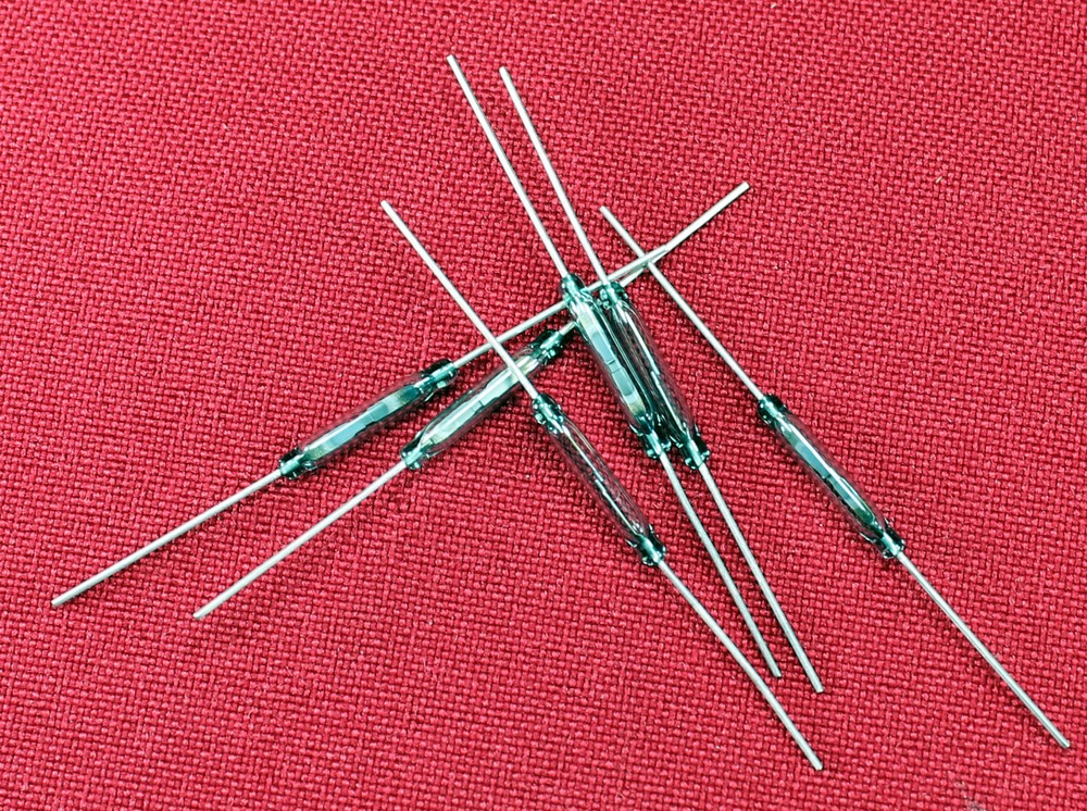 5 X Tiny Magnetic Reed Switch – SPST – 13.9 mm Long Glass Body – 2.159 mm Dia.