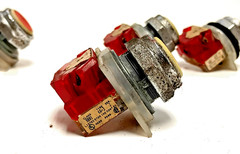 SQUARED D PUSH BUTTON TYPE: 9001, TYPE: KA-3 SER:J, RED (LOT OF 4)