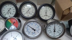 BOX OF USED AND NEW GAUGES AND METERS OF VARIOUS VALUES ALSO COMPOUND GAUGES