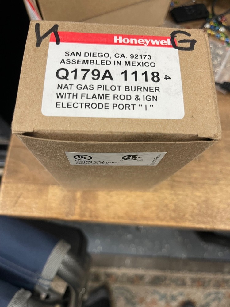 honeywell Q179A 1118 burner pilot with flame rod and electrode