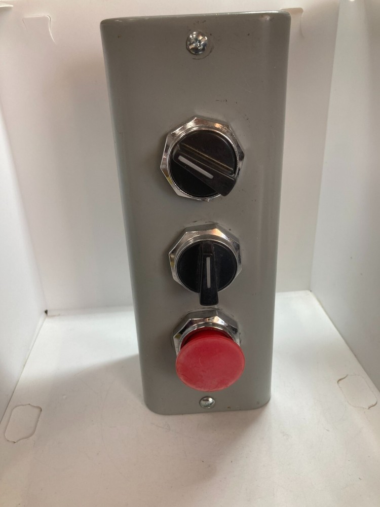 GE CR104PEX13 ENCLOSURE WITH SELECTOR 2 POS SPRING 3 POS MAIN PUSH/PULL
