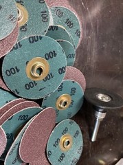 200 DISC LOT 3M Roloc Abrasive Sanding Die Grinder Discs 2″ 100 Grit w/ mandrel