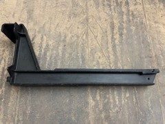 Trade Fixtures Arm 17″ Intermediate (Center) with Rail for 8″ X 17″ Bins 312-170