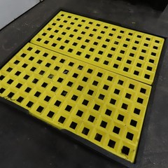 Lab Safety Supply SpillSkid 4-Drum Containment Spill Pallet W/ Removable Grates