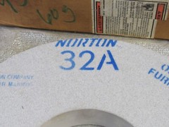 NEW NORTON ALUNDUM GRINDING WHEEL 66253263149 32A60-HVBE 12X1-1/2X5 2070RPM