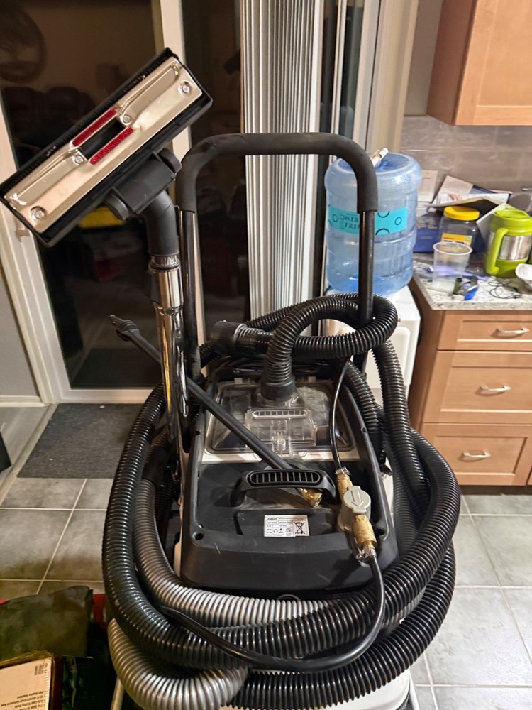 dust extractor with water filtration system