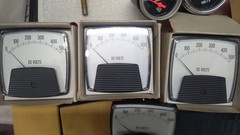 BOX OF USED AND NEW GAUGES AND METERS OF VARIOUS VALUES ALSO COMPOUND GAUGES