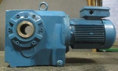 Sew Eurodrive KA86DT100L4 Gearmotor 2-7/16″ Bore 5HP 1680RPM TEFC
