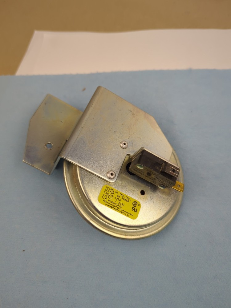 Carrier Furnace Pressure Switch Part# HK06WC076 Tridelta # FS6675-1320