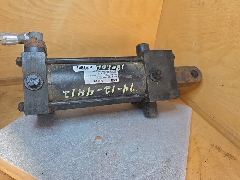 Parker 03.25 D2ANUS14 5.250 NJ2-PD-US-2.062 Pneumatic CYLINDER Trunion