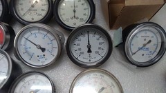 BOX OF USED AND NEW GAUGES AND METERS OF VARIOUS VALUES ALSO COMPOUND GAUGES