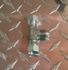 6603-04-04-04 Hydraulic Tee 1/4″ FJX x 1/4″ FJX x 1/4″ MJ Swivel