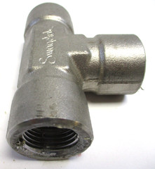 SWAGELOK , SS-8-T , 1/2″ FNPT SST TEE , TAKEN OFF A CANCELED PROJECT, NOS