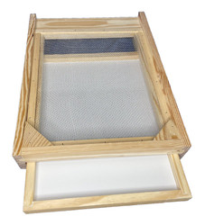 Pine 10 frame IPM screened bottom board with corrugated plastic in wood tray