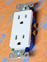 80 NEW EATON 1107W DECORATOR DUPLEX RECEPTACLE OUTLETS 15A 125V 2P 3W WHITE LOT