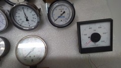 BOX OF USED AND NEW GAUGES AND METERS OF VARIOUS VALUES ALSO COMPOUND GAUGES