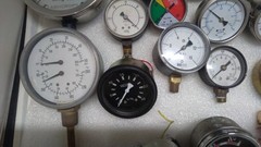 BOX OF USED AND NEW GAUGES AND METERS OF VARIOUS VALUES ALSO COMPOUND GAUGES