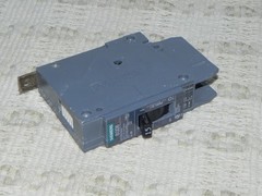 Siemens BQD6115 1-pole Circuit Breaker, Bolt on Panel. 15Amp 125V