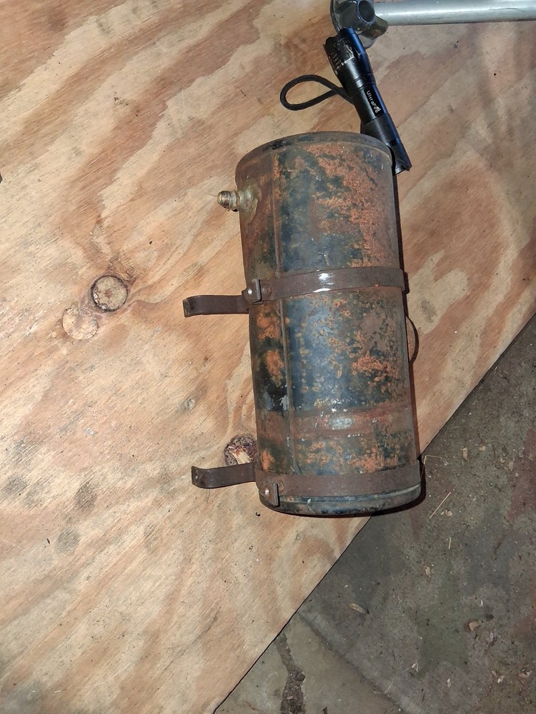 Briggs and stratton fuel tank. Round. Antique briggs