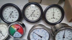 BOX OF USED AND NEW GAUGES AND METERS OF VARIOUS VALUES ALSO COMPOUND GAUGES