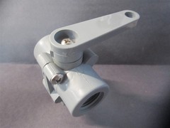 (2364990) 1/2″ x 1/2″ x 1/2″ FNPT 3-Way PVC Lever Ball Valve