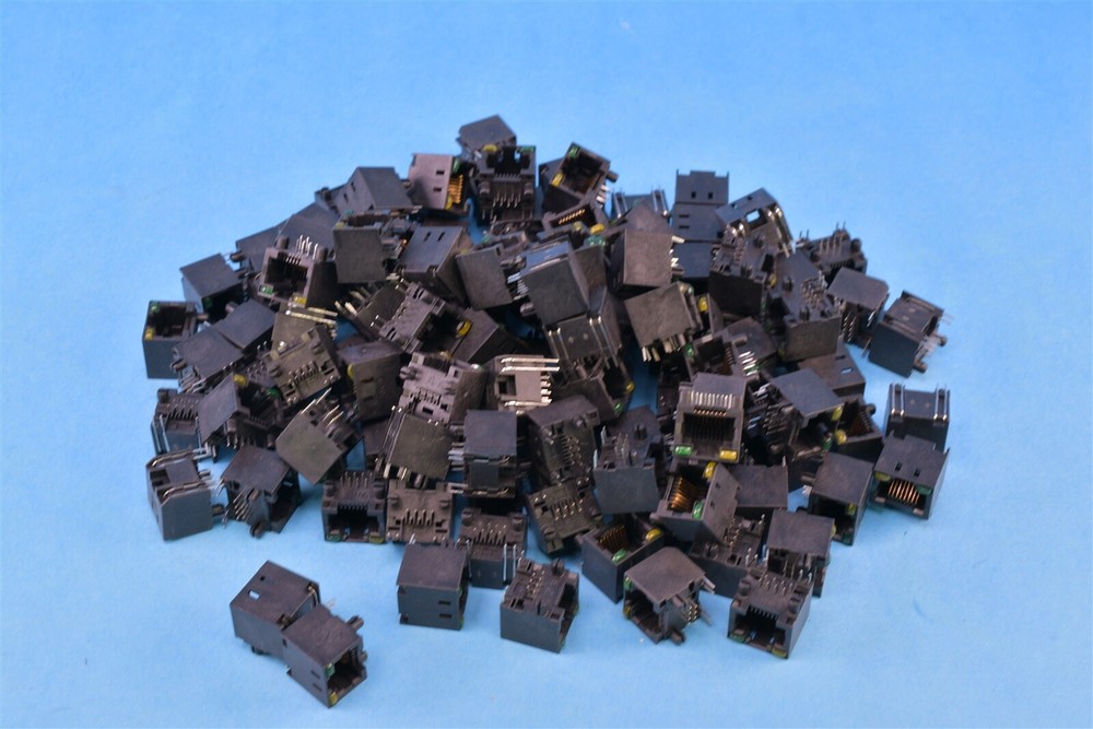 100 Amphenol Jack Modular Connector 8p8c RJ45 Ethernet 90 Angle Right Unshielded