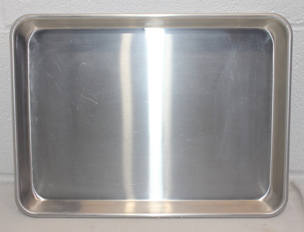 Professional Winco ALXP1013 1/4 Sheet 20 Gauge Aluminum Sheet Pan Baking Tray