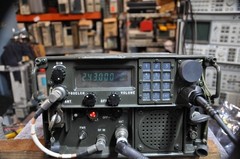 Magnavox AM-7176A/VRC-83 Amplifier w/ Magnavox RT-1319B/URC PRC-113 Radio