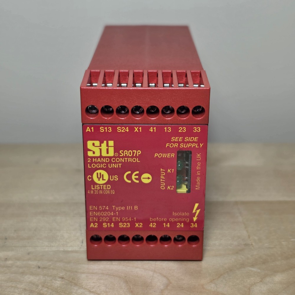 STI 44510-0370 SR07P Safety Relay 110VAC 2 Hand Control Logic Unit