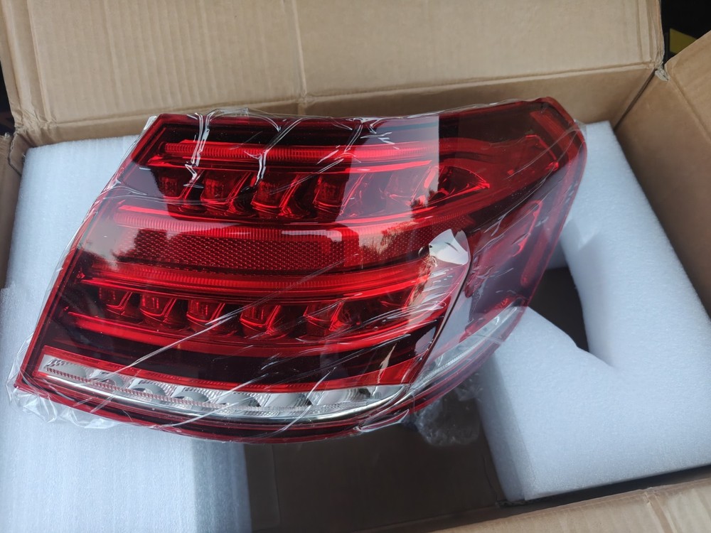 Right Tail Light Assembly Right Side LED Brake Stop Lamp 2014-2016 E-Class W212