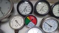 BOX OF USED AND NEW GAUGES AND METERS OF VARIOUS VALUES ALSO COMPOUND GAUGES
