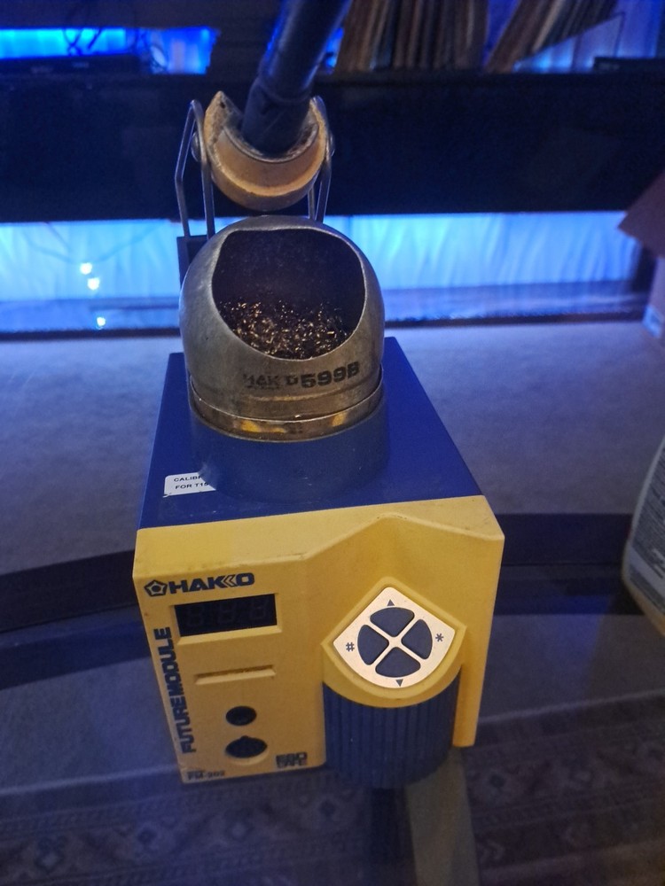 hakko soldering station Fm-202 Complete Working Unit. With 2 Extra Tips. Handle.
