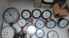 BOX OF USED AND NEW GAUGES AND METERS OF VARIOUS VALUES ALSO COMPOUND GAUGES