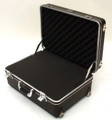 201407H – PLATT LUGGAGE – HEAVY-DUTY POLYETHYLENE CASE WITH WHEELS AND TELESCOPI